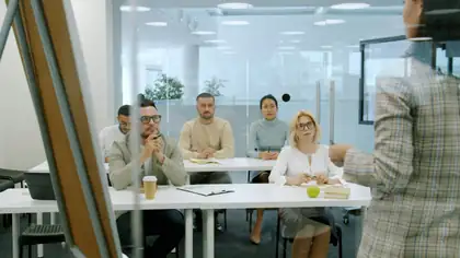 Grupo de personas en una sesión de capacitación