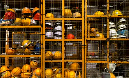 Estantería con cascos de seguridad