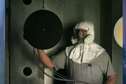 Persona con traje de protección química
