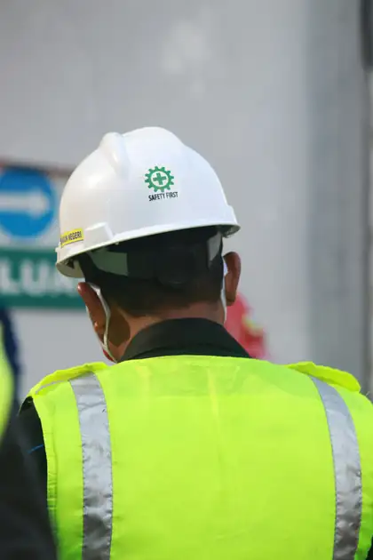 Supervisor con casco blanco y chaleco reflejante